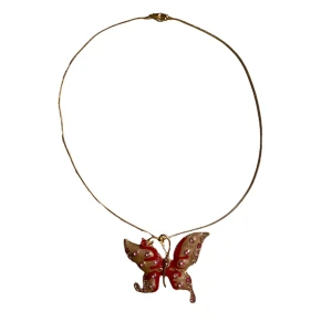 Fjärilshalsband med röda och rosa detaljer - Säljer detta söta halsband med ett fjärilsformat hängsmycke🦋🦋🩷✨Fjärilen är dekorerad med röda och rosa detaljer samt små pärlor💓 Halsbandet har en tunn guldkedja och ett spänne som är i bra skick! Skriv privat vid intresse eller frågor🫶🏻 Köp-nu går även bra att använda🙌🏼💓
