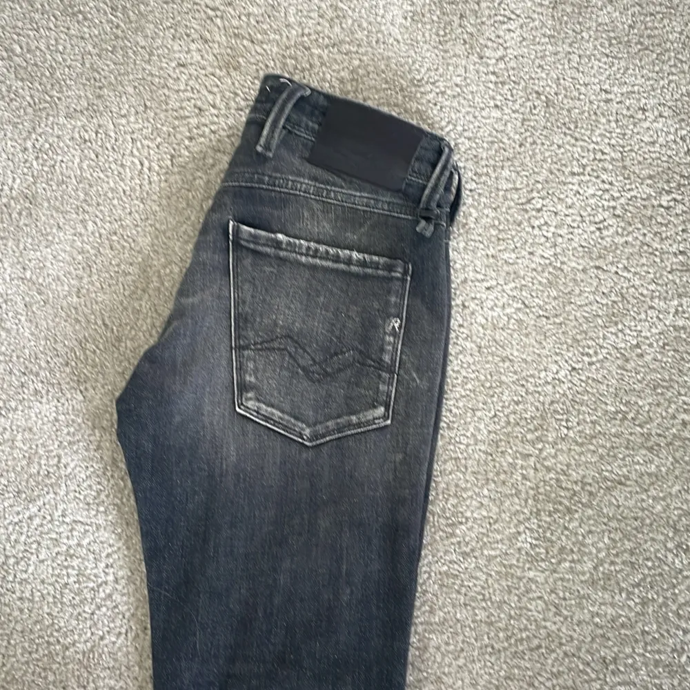 Säljer dessa Replay jeans som är slim fit i storleken 27/30 dessa är endast använda tre gånger och är som nya.  Modellen heter anbass slim. . Jeans & Byxor.