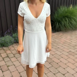 Vit spetsklänning från bubblerom (aldrig använd) - Aldrig använd. Prislapp sitter kvar.  Köpte den för 699kr Storlek 34