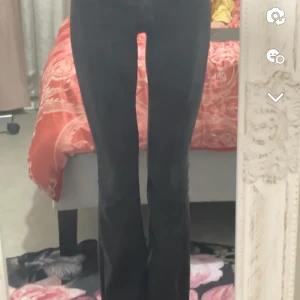Svarta utsvängda jeans - Väldigt bra skick, tappat färg lite av tvätten o har blivit svart/gråa