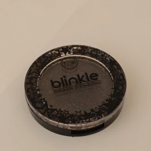 Svart skimmrig ögonskugga  - Blinkle shimmer eyeshadow nr 108 Black diamond  Ej använd endast swatchad Lite repig på baksidan av förpackningen men ingen som stör