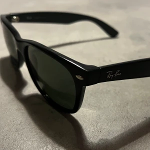 Rayban Solglasögon - Ett par äkta svarta raybans i mycket bra kvalite! Hör av dig för mer info eller bilder😁