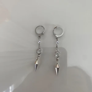 Söta örhängen  - Söta örhängen som är köpta via small business!!! Silver och skit snygga!! Använt cirka två gånger, mycket bra skick!!