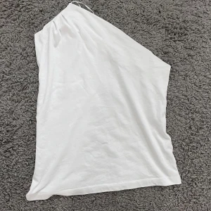 Vit one shoulder topp - Från zara. Oanvänd. Vill bara blir av med den kom gärna med prisförslag