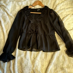 Super fin blus från vero moda  - En super fin svart blus från vero moda, inga defekter. Köpt från Zalando för 429 kr, endast andvänd 3 gånger. Köp via köp nu eller Swish☺️