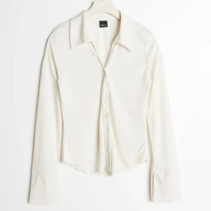 Vit skjorta - Vit blus/skjorta från Gina tricot i modellen Valeri, storlek S i bra skick❣️