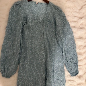 Mini sommarklänning  - Supersöt miniklänning från Nelly i ljusgrön/blå, storlek xs. Färgen är mer klar i verkligheten🥰
