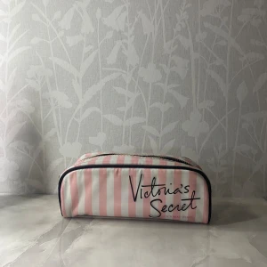 Victoria’s secret necessär  - Necessär från Victorias secret, oanvänd. Priset går att pruta 