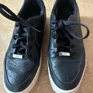 Nike AF1 - Mycket bra skick men ser att de är använda då är fläckar under skon. 