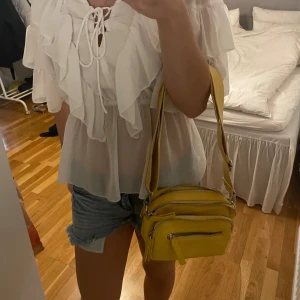 väska - gul väska från carin wester med justerbara band 