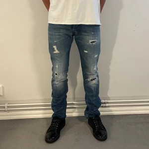 Replay jeans  - Hej! Säljer nu dessa super populära Replay jeans. Midjemått 48,5cm och innerbenslängd 78cm. Jeansen passar W32 L34. Modellen heter WAITON. Toppskick 10/10. Hör av dig vid frågor!