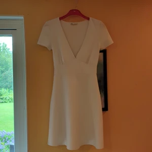 Vit klänning - Storlek S från ZARA i bra skick