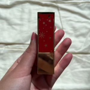 Läppstift  - Läppstift ifrån Estee lauder, aldrig använd förutom provad på handen för att se färgen💕