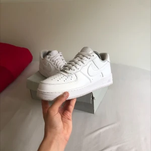Nike Airforce one - Tjena, säljer dessa nyskick airforce. Använda 2-3 gånger, då de är lite stora. Riktigt stilrena, och perfekta till sommarn. Alltid använda med crease skydd. Inga defekter eller skador och är i princip nya. Vid frågor kontakta gärna!💫