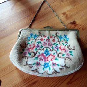 Vintage Afton väska mönstrad broderi låsbar. - Vintage aftonväska mönstrad med broderier samt låsbart. Slitage finnes se bild.