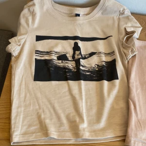 T shirts/tröjor - crop t shirt från H&M /xxs beige tröja från H&M/ xs Jättefin randigtröja/ s Aldrig använda💘