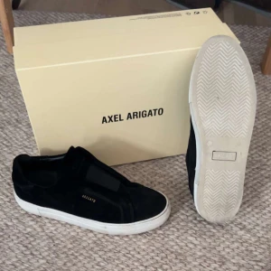 Axel arigato Clean 360 - Säljer detta par arigatos då de inte kommer till användning längre. Använda vid fåtal tillfällen, tagit hand om dem väl, köpt för 2800, säljes för 1400 men kan prutas,, (Skriv om fler foton behövs;) +dirt bag, stickers, och kartongen med följer