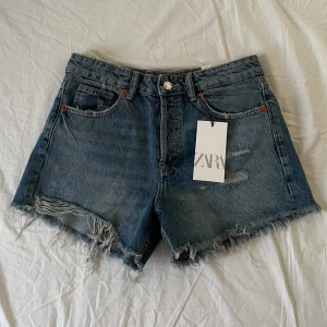 zara jeansshorts  - shorts från zara med prislapp kvar, nyskick! OBS de är ljusare i verkligheten (som på bild 3). storlek 36, midjan är ca 79cm, ytterben ca 30cm och innerben ca 33cm. kontakta mig om du undrar något, pris kan diskuteras vid snabb affär💙 använd "köp nu"