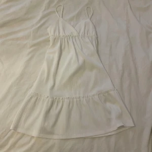 Vit sommarklänning  - Söljer denna jättesöta klänning, perfekt till sommaren, då den tyvärr inte används. Skickar inte bilder med den på. Kontakta mig vid eventuella frågor. Köp nu är på!🫶🏻