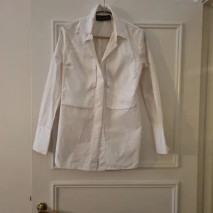 Vit skjorta från Malene Birger storlek 34-36.  Fläckar på baksidan av kragen. - Vit skjorta från Malene Birger storlek 34-36.  Fläckar på baksidan av kragen.