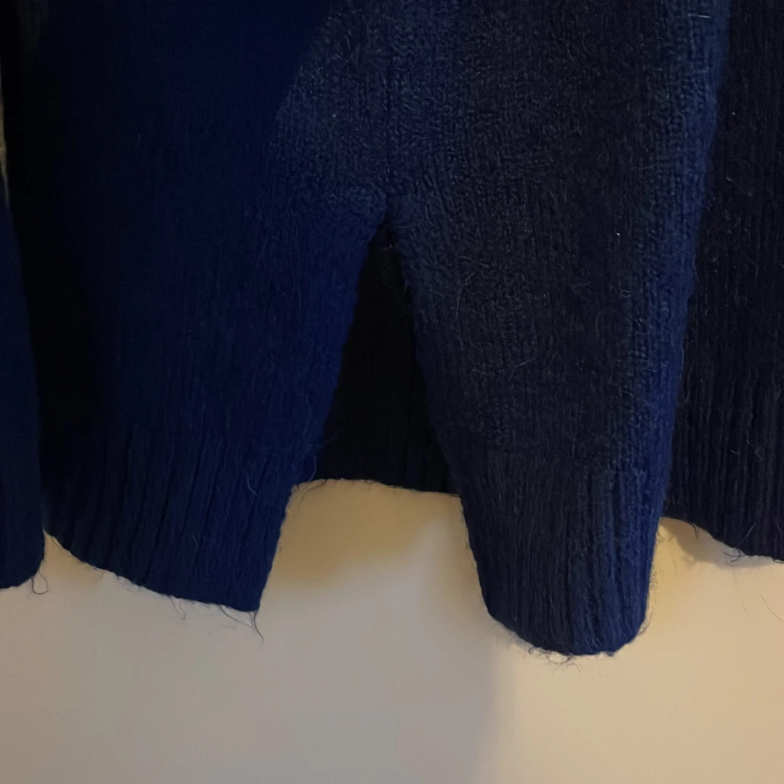 Mörkblå stickad tröja - 92