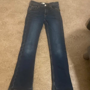 Dom är tunna i materialet och sköna att ha på sig - Dom har fickor både bak och fram