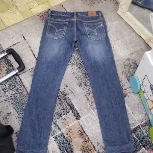 2000s y2k straight-skinny jeans - Y2k jeans, 2000s, miss me. Skriv om ni vill ha mer bilder❤️ och dom är oanvända men inte exkat nya. Dom passar 1'50cm till 1'55cm.