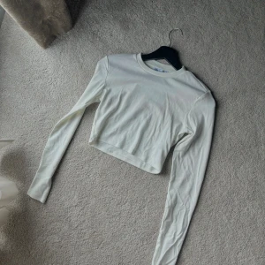 Långärmad topp från Zara - Oanvänd topp från Zara, liten M i färgen vit! ☺️