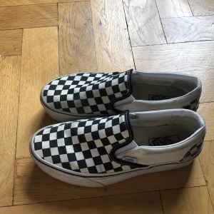 Vans - Säljer dessa vans strl 39 dåd em har blivit för små 💕 dem är lite smutsiga men inget som inte går att få bort! Pris kan diskuteras 