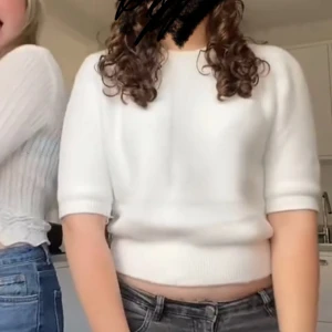 Stickad T-shirt från zara - Supergullig topp från zara som använts ungefär tre gånger💕 Mycket stockholmstil🎀eftersom zara har väldigt små storlekar passar denna som m/s men är i storlek l