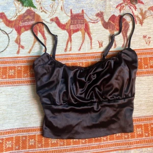 Brun/Svart topp  - Så söt topp i skönt silkes material och justerbara band!  Storlek: M  Satt ingen lapp, okänt märke   Skriv gärna om ni har fler frågor! 🫶🏽 