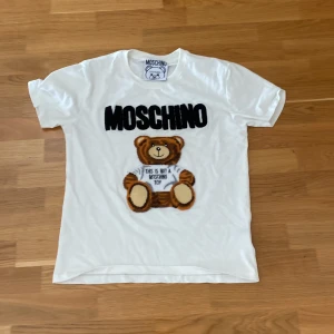 moschino t-shirt - Hej säljer min moschino t-shirt för rimligt pris. Köpte den för någon månad sen men har ingen nytta av den pågrund av att jag inte använder den. Pris kan diskuteras vid snabba köp! Storlek s men funkat för m också.
