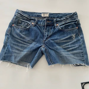 Shorts Perfect Jeans  - Superfina shorts från Gina Tricot i stl 34🎈 Använt ett fåtal gånger så dom är som nya.  Blått jeanstyg i mörk ton 
