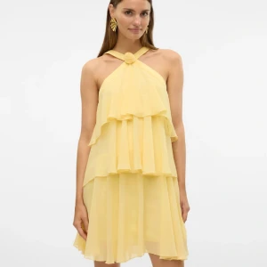 Klänning Vero Moda  - Säljer din jättefin slutsålda klänningen i gult från Vero moda i storlek xs. Aldrig använd endast provad. 💗