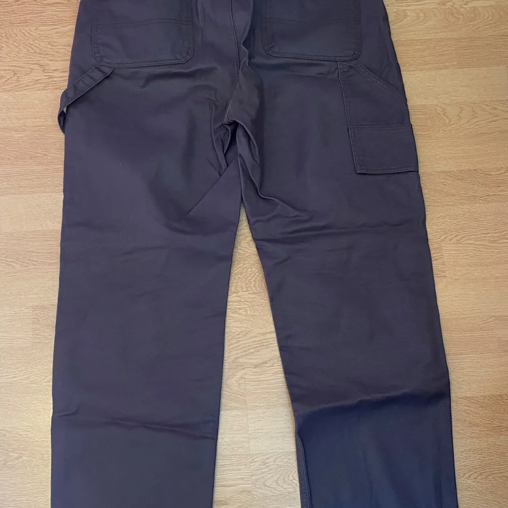 Säljer ett par byxor från Jaded London i skinnimitation. De är bruna och i storlek W36. Modellen är skate fit och från herravdelningen. . Farkut & Housut.