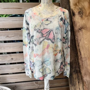 Finstickad tröja i härlig kvalitet (linne/bomull) - Så härlig tunn finstickad tröja stl 40 från Barbara Becker. Vackra fjärilar, material i Linne/bomulls blandning. Så sval och skön. Sparsamt anv i bra skick. Dyr i inköp.