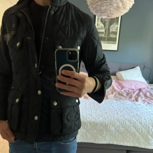 Barbour jacka - Säljer för den är för liten för mig. Väldigt fint skick har inte används mycket. Storlek xs, (174 på bilden). Pris kan diskuteras vid snabb affär!