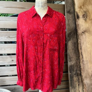 Snygg paisley mönstrad viskos skjorta  - Härlig luftig skjorta i viskos, ballongärm och paisley mönstrad. Inte mkt anv i fint skick. Perfekt nu när det är varmt ute då det är så luftigt och svalt material. Stl M