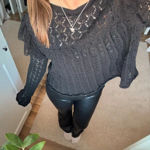 Broderad topp från Zara - Svart topp/blus  från zara, superfin men kommer tyvärr ingen användning. 