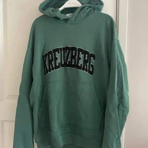 Hoodie från ASOS - Grön hoodie från ASOS i storlek M som är i gott skick Säljer den pga den är för stor för mig