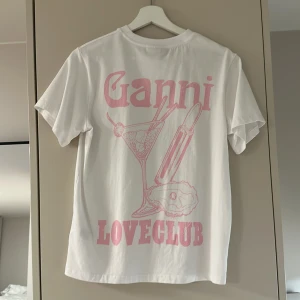 Ganni t-shirt - Säljer denna helt oanvända ganni tshirten💗