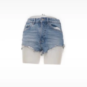 Jeansshorts  - Jeansshorts från zara i storlek 34 Dom är superfina på men har tyvärr inte kommit till andvändning  Slutsålda