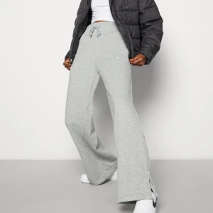 Nike byxor  - Nike ”pant wide” träningsbyxor. Helt oanvända med lappar kvar.  Nypris 900kr💛☀️