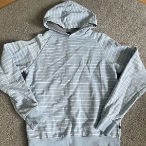 HOODIE - blå randig hoodie som inte kommer till användning!