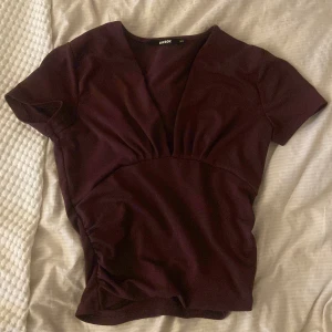 röd topp - jätte snygg röd topp från bikbok💗 köpte för nåt är sen och är använd max fem gånger 