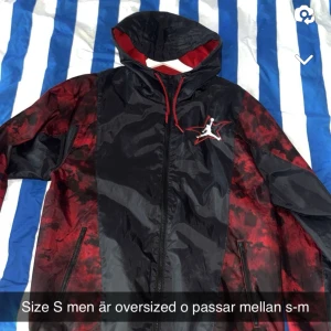 Michael Jordan Jacka - Säljer min jordan jacka eftersom den e för stor för mig. Jackan e helt ny och Size S fast oversized så passar bättre på Size M
