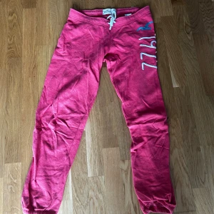 Mjukis byxor från hollister - Rosa mjukisbycor från hollister. Storlek S, passar mer xs