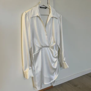 Vit klänning  - Vit klänning köpt från zara. Stl S. Aldrig använd 