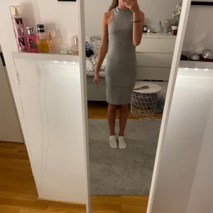 Grå klänning från SHEIN - Grå klänning från SHEIN i nyskick och nästan aldrig använd💕