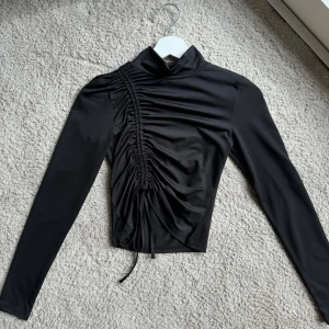 Svart topp - Topp från Nelly, använd 1 gång.  Stl XS